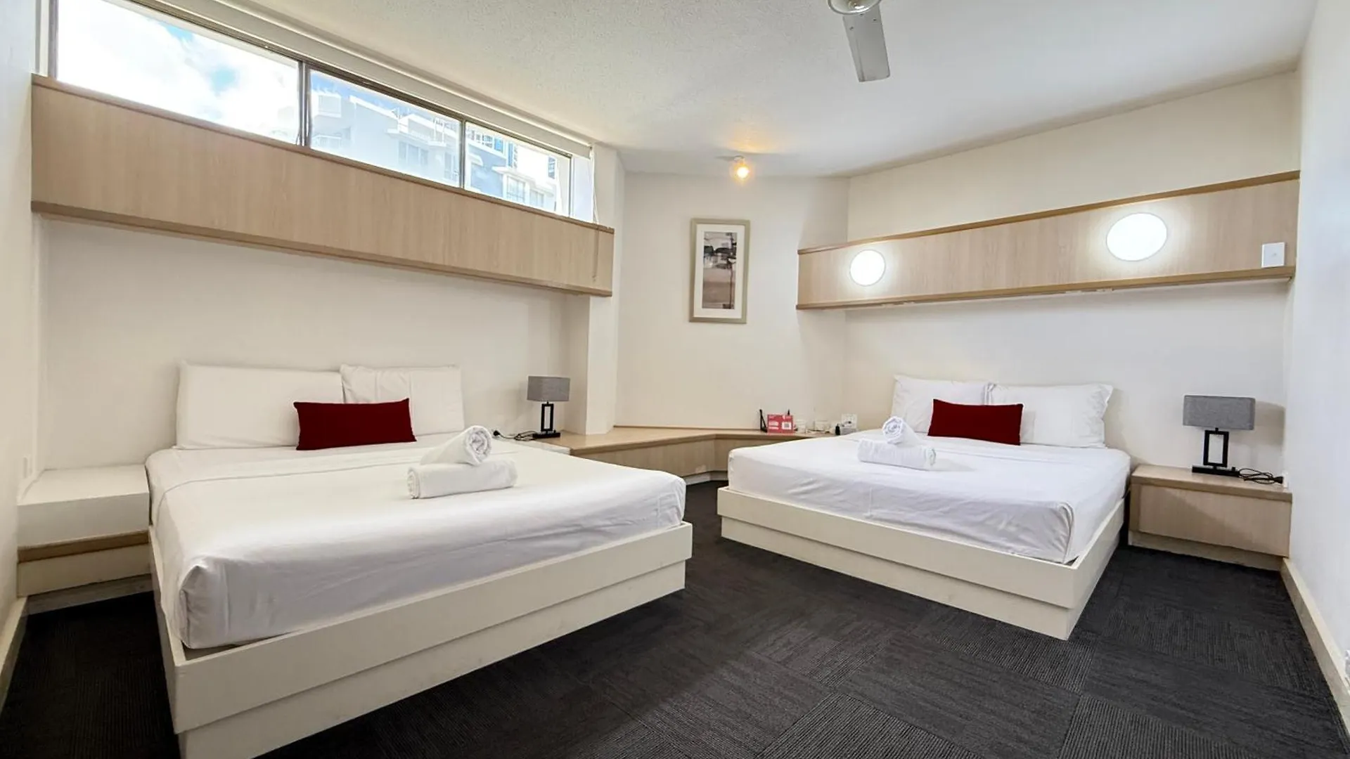 アパートホテル Tiki Hotel Apartments Surfers Paradise ゴールドコースト