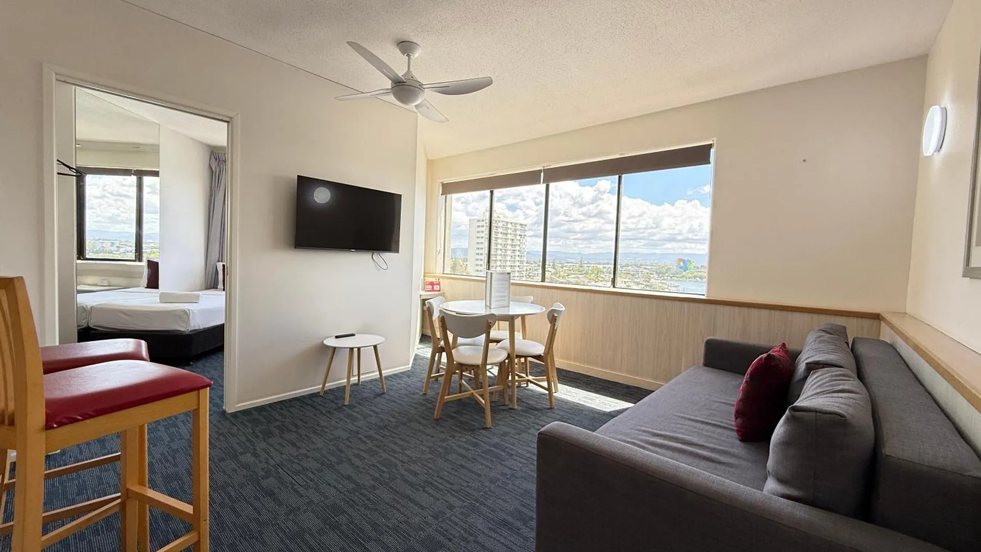 **** アパートホテル Tiki Hotel Apartments Surfers Paradise ゴールドコースト オーストラリア