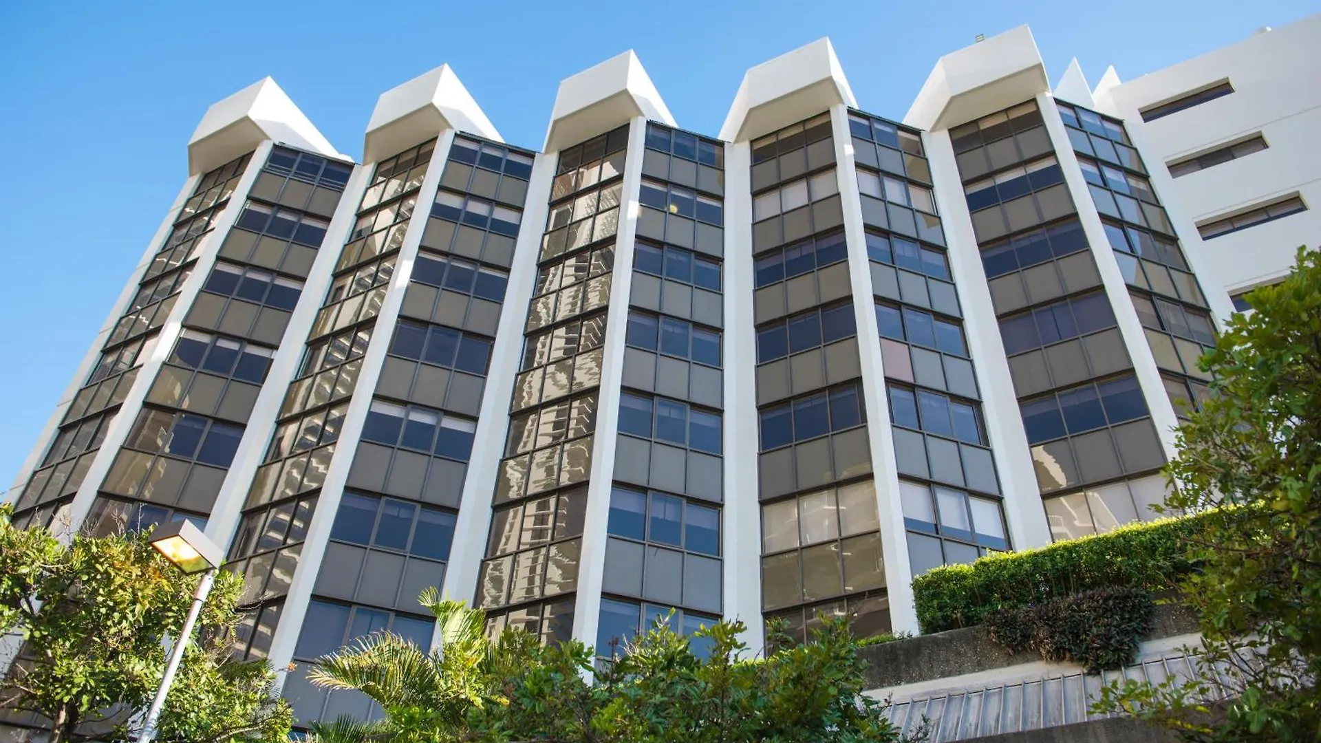 アパートホテル Tiki Hotel Apartments Surfers Paradise ゴールドコースト