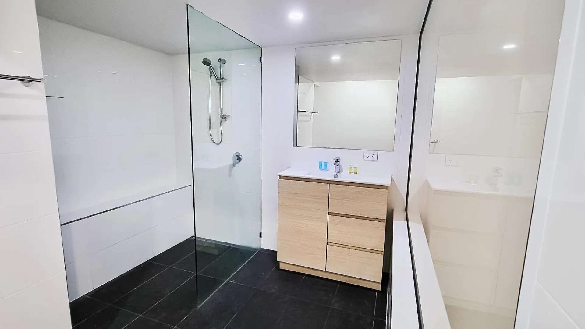 **** Aparthotel Tiki Hotel Apartments Surfers Paradise Gold Coast Australia